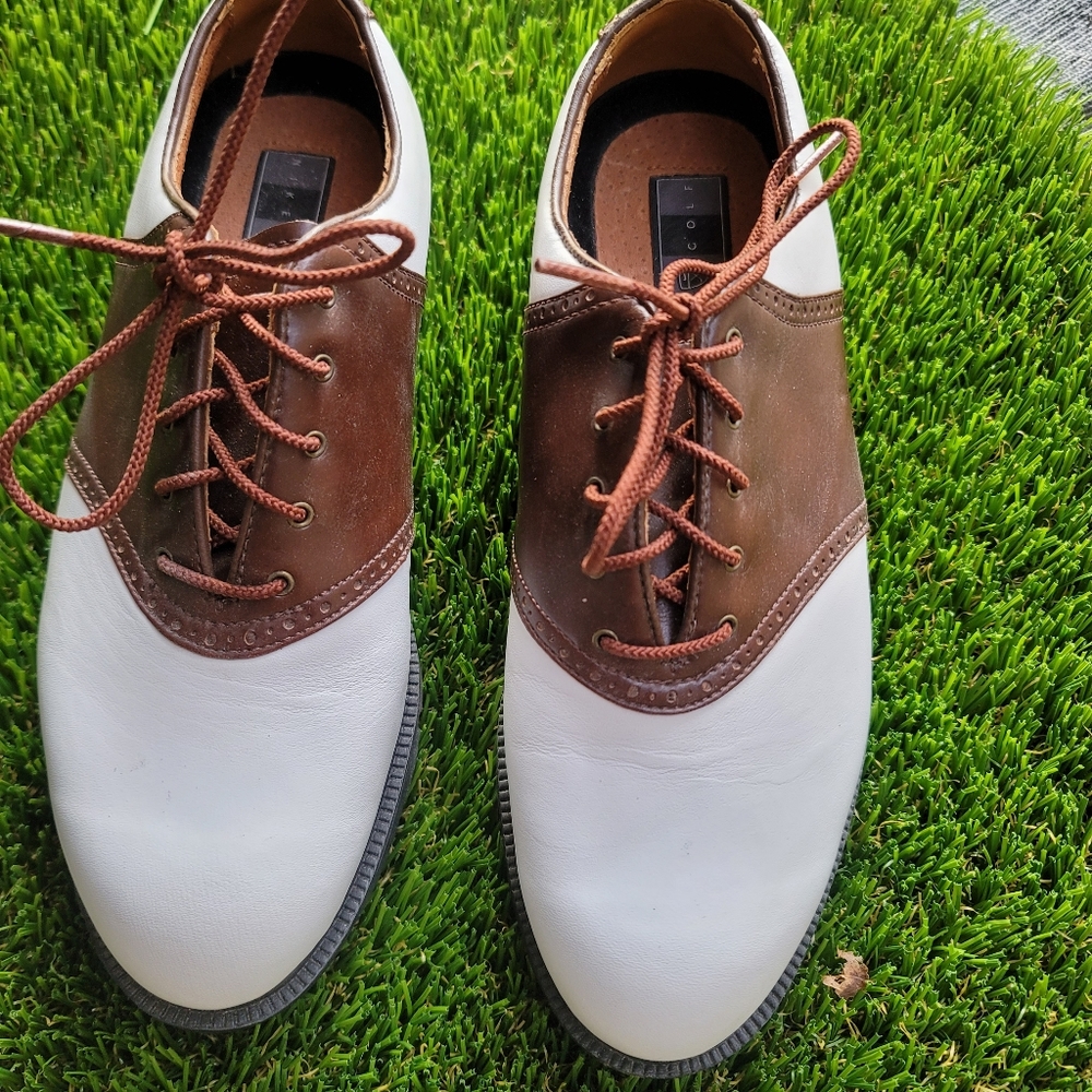 NEW-NIKE SIZE 7 GOLF SHOES(NEW)